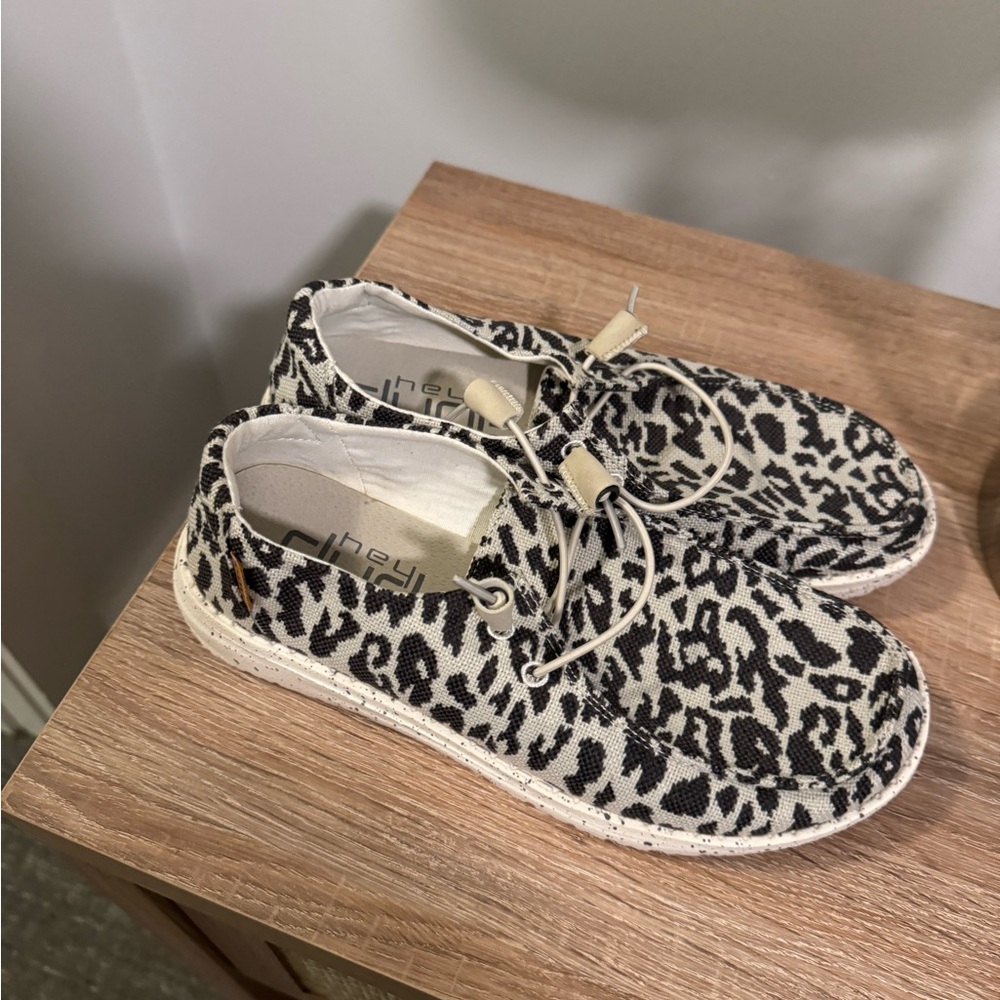 Hey Dudes - Leopard Print Size 7 (LIKE NEW)